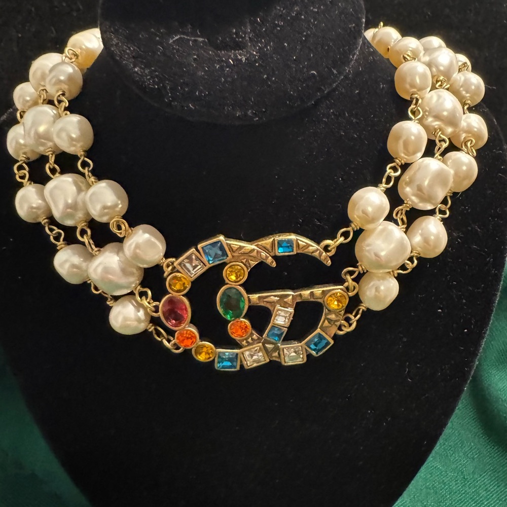 Gucci GG Elegant Pearl and Gold Crystal Necklace - Picture 2 of 7